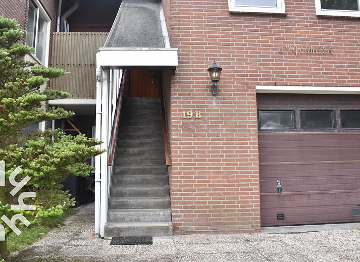 Moderne badkamer in vakantiehuis ZE312 in Zoutelande, Walcheren met toilet, wastafel en douche in Zeeland.