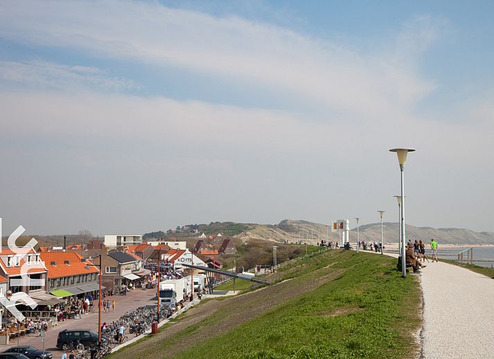 Ruime woonkamer van vakantiehuis ZE312 in Zoutelande, Walcheren met comfortabele zithoek en veel natuurlijk licht in Zeeland.