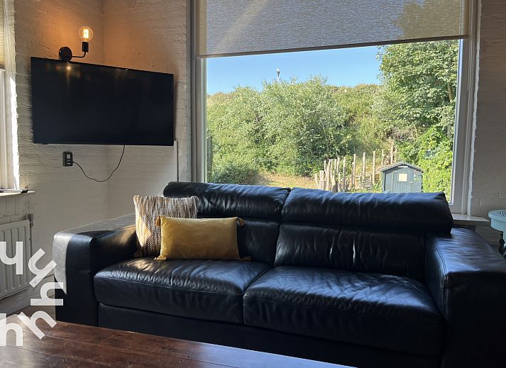 Ruime woonkamer van vakantiehuis ZE312 in Zoutelande, Walcheren met comfortabele zithoek en veel natuurlijk licht in Zeeland.