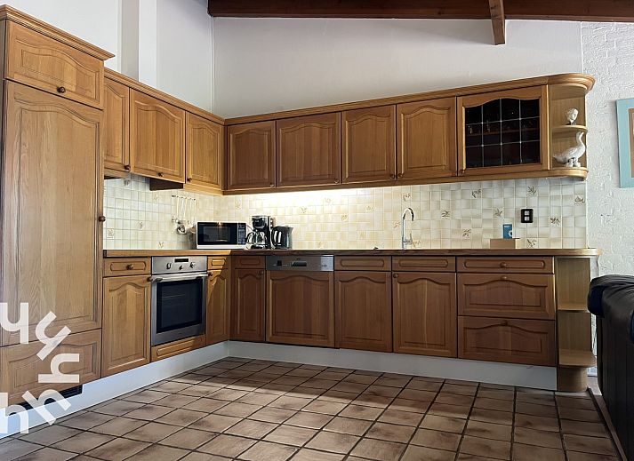 Ruime woonkamer van vakantiehuis ZE312 in Zoutelande, Walcheren met comfortabele zithoek en veel natuurlijk licht in Zeeland.