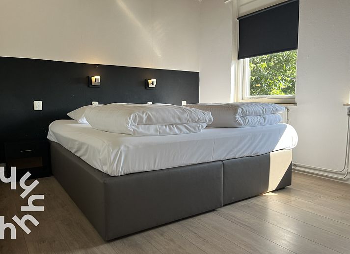 Ruime woonkamer van vakantiehuis ZE312 in Zoutelande, Walcheren met comfortabele zithoek en veel natuurlijk licht in Zeeland.