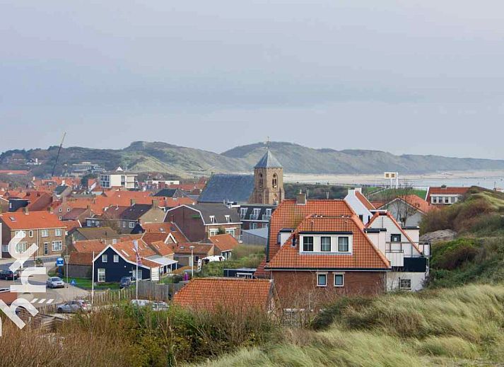 Sfeervolle slaapkamer in vakantiehuis ZE312 in Zoutelande, Walcheren met groot raam en rustige ambiance in Zeeland.