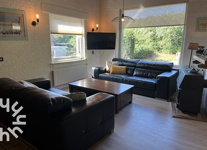 Sfeervolle slaapkamer in vakantiehuis ZE312 in Zoutelande, Walcheren met groot raam en rustige ambiance in Zeeland.