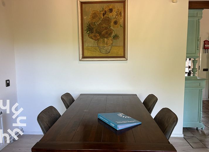 Sfeervolle slaapkamer in vakantiehuis ZE312 in Zoutelande, Walcheren met groot raam en rustige ambiance in Zeeland.