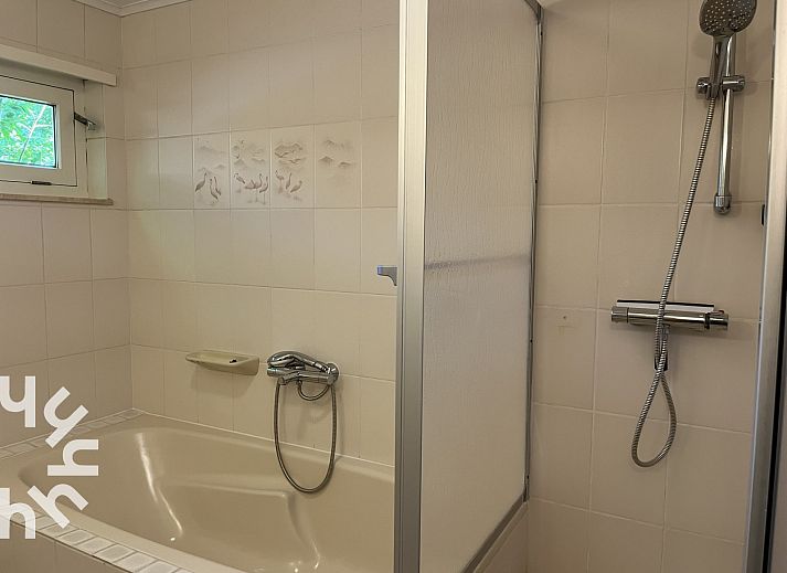 Sfeervolle slaapkamer in vakantiehuis ZE312 in Zoutelande, Walcheren met groot raam en rustige ambiance in Zeeland.