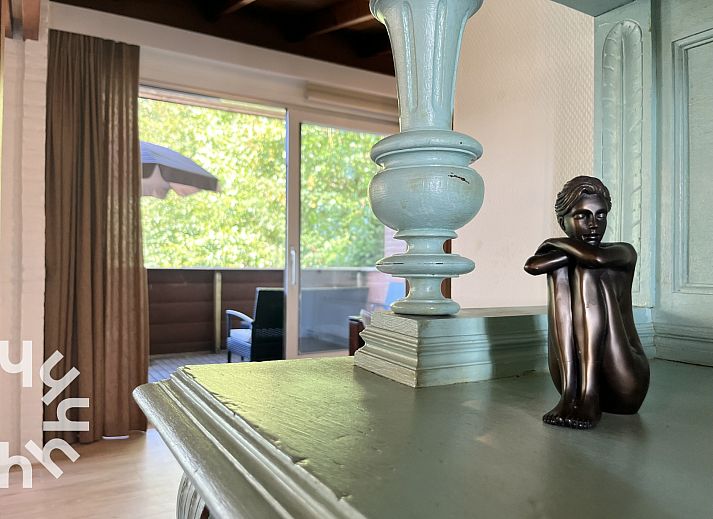 Ingang met houten details in vakantiehuis ZE312 in Zoutelande, Walcheren met praktische opbergruimte in Zeeland.