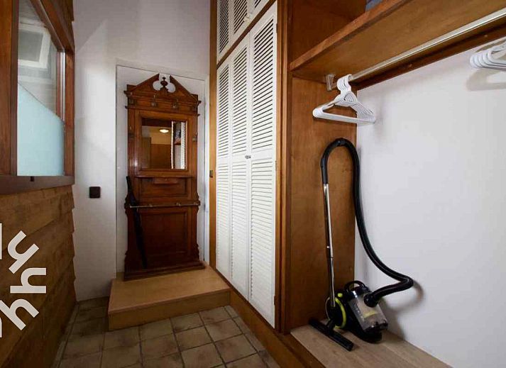 Ingang met houten details in vakantiehuis ZE312 in Zoutelande, Walcheren met praktische opbergruimte in Zeeland.