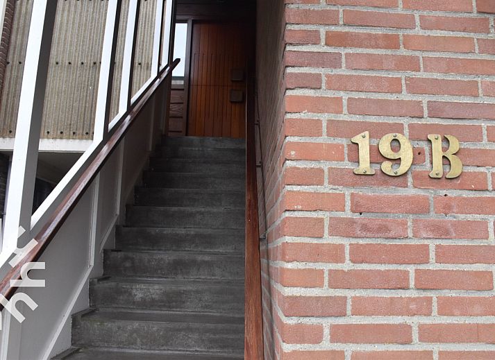 Ingang met houten details in vakantiehuis ZE312 in Zoutelande, Walcheren met praktische opbergruimte in Zeeland.