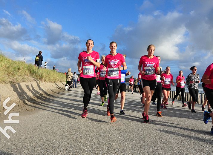 Ingang met houten details in vakantiehuis ZE312 in Zoutelande, Walcheren met praktische opbergruimte in Zeeland.