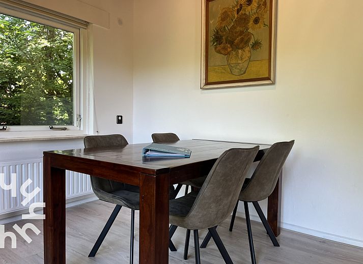 Buitenaanzicht van vakantiehuis ZE312 in Zoutelande, Walcheren met trap naar de ingang en bakstenen gevel in Zeeland.