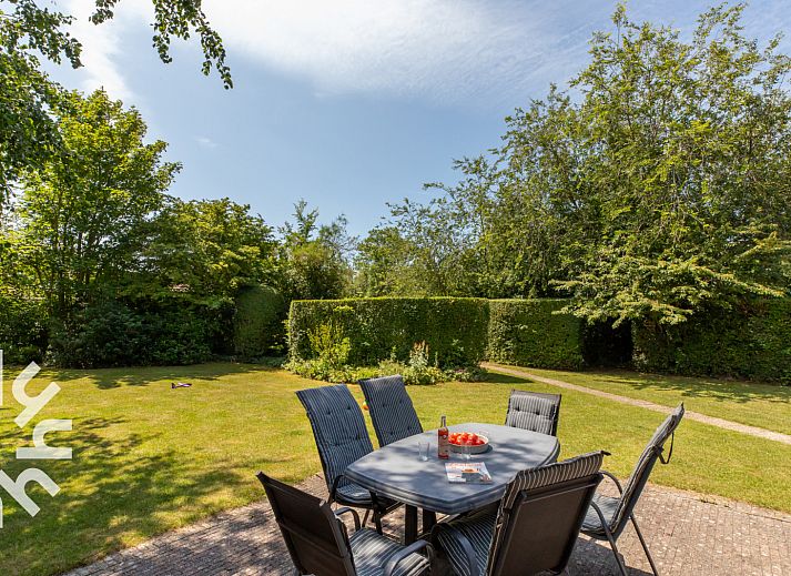 Gezellige winkelstraat in Zoutelande, dicht bij vakantiehuis ZE281 in Walcheren, Zeeland.