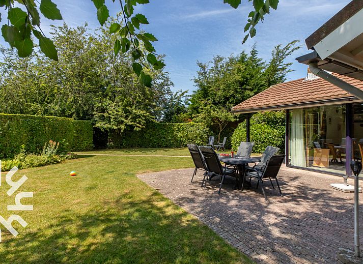 Gezellige winkelstraat in Zoutelande, dicht bij vakantiehuis ZE281 in Walcheren, Zeeland.