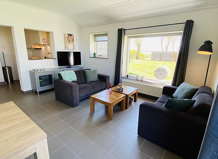 Zijaanzicht van VZ178 Vakantiehuis Zoutelande, gelegen in het groene Walcheren, Zeeland.