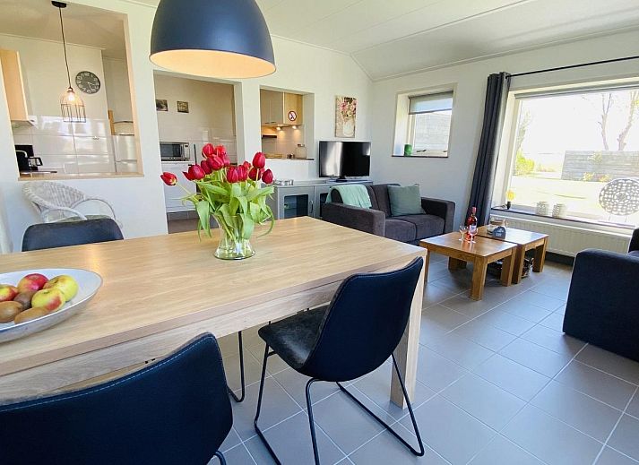 Zijaanzicht van VZ178 Vakantiehuis Zoutelande, gelegen in het groene Walcheren, Zeeland.