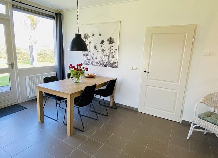 Zijaanzicht van VZ178 Vakantiehuis Zoutelande, gelegen in het groene Walcheren, Zeeland.