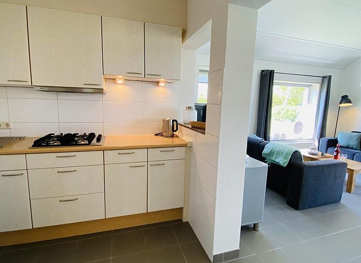 Zijaanzicht van VZ178 Vakantiehuis Zoutelande, gelegen in het groene Walcheren, Zeeland.