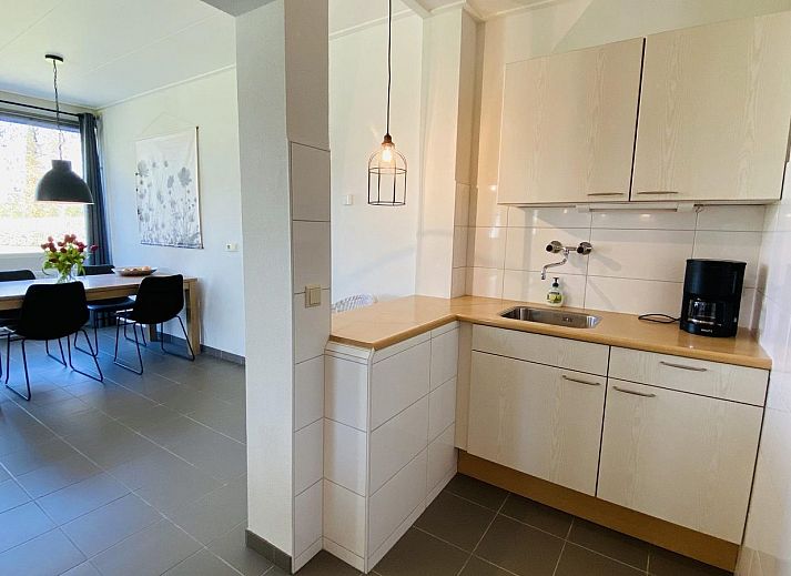 Terras van VZ178 Vakantiehuis Zoutelande in Zeeland met uitzicht op de tuin.