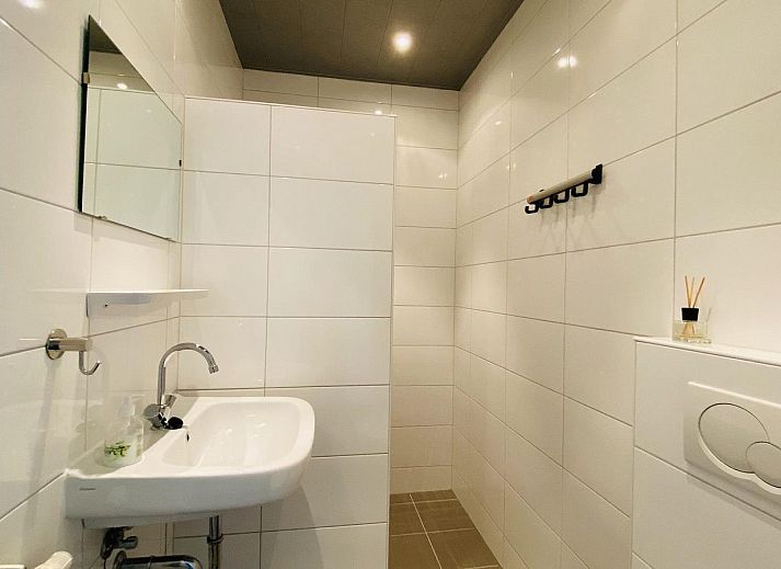 Terras van VZ178 Vakantiehuis Zoutelande in Zeeland met uitzicht op de tuin.