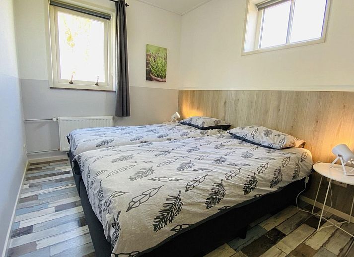 Terras van VZ178 Vakantiehuis Zoutelande in Zeeland met uitzicht op de tuin.