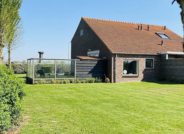 Moderne woonkamer van VZ178 Vakantiehuis Zoutelande met veel lichtinval.