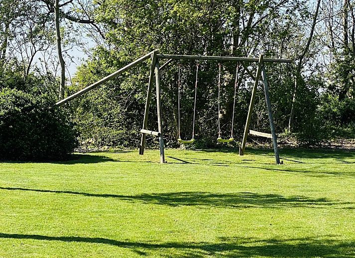 Moderne woonkamer van VZ178 Vakantiehuis Zoutelande met veel lichtinval.