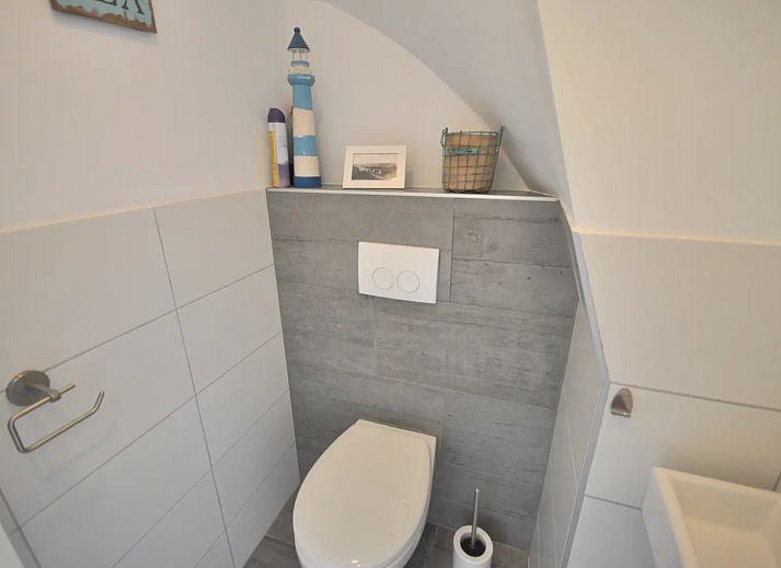 Helle und geraeumige Einrichtung des Ferienhauses ZE1687 in Zoutelande, Walcheren, mit moderner Kueche und gemuetlicher Essecke.