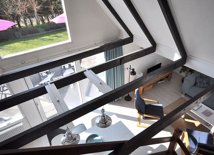 Helle und geraeumige Einrichtung des Ferienhauses ZE1687 in Zoutelande, Walcheren, mit moderner Kueche und gemuetlicher Essecke.