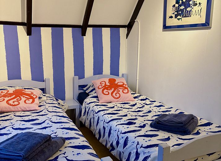 Modernes Badezimmer im Ferienhaus ZE1687 in Zoutelande, Walcheren, mit stilvoller Einrichtung und maritimer Dekoration.