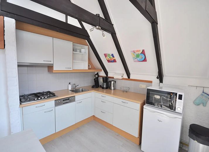 Modernes Badezimmer im Ferienhaus ZE1687 in Zoutelande, Walcheren, mit stilvoller Einrichtung und maritimer Dekoration.