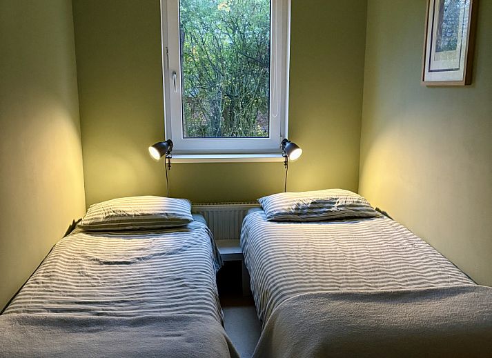 Modernes Badezimmer im Ferienhaus ZE1687 in Zoutelande, Walcheren, mit stilvoller Einrichtung und maritimer Dekoration.