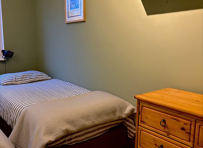 Modernes Badezimmer im Ferienhaus ZE1687 in Zoutelande, Walcheren, mit stilvoller Einrichtung und maritimer Dekoration.