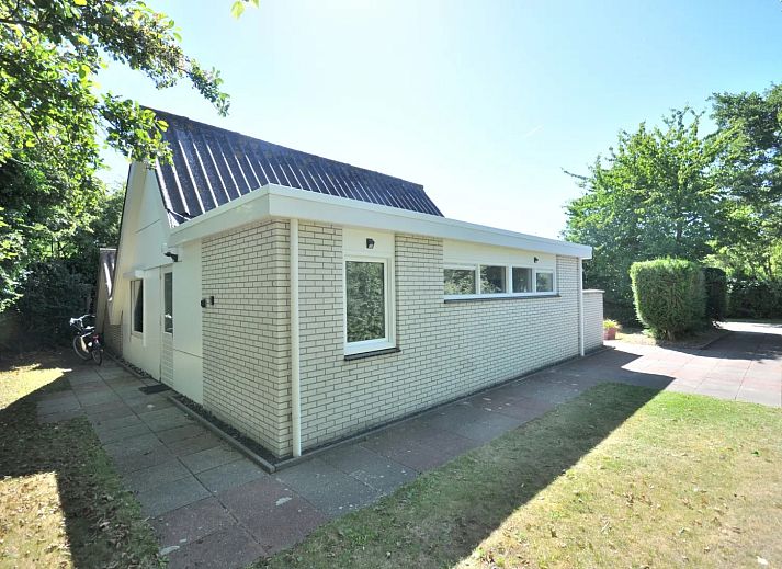 Modernes Badezimmer im Ferienhaus ZE1687 in Zoutelande, Walcheren, mit stilvoller Einrichtung und maritimer Dekoration.