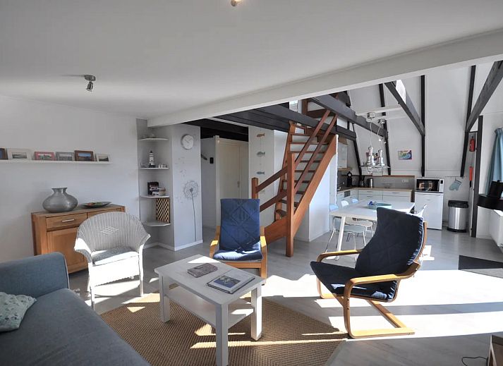 Attraktives Schlafzimmer im Ferienhaus ZE1687, Zoutelande, Walcheren, mit bequemen Betten und Blick auf die gruene Natur Zeelands.