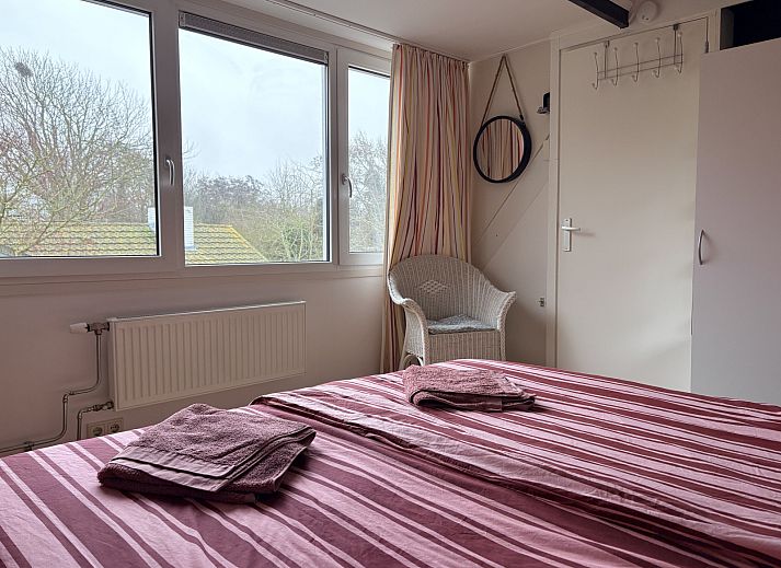 Attraktives Schlafzimmer im Ferienhaus ZE1687, Zoutelande, Walcheren, mit bequemen Betten und Blick auf die gruene Natur Zeelands.