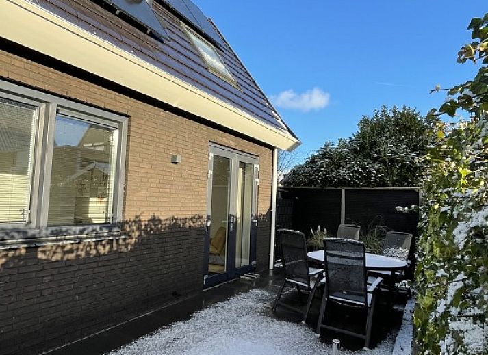 Ferienhaus 't Zilten Huus in Zoutelande mit sonniger Terrasse und modernem Aussenbereich, ideal zum Entspannen in Zeeland.