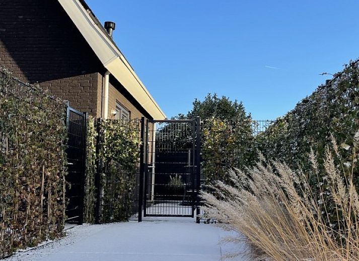 Geniessen Sie die Sonne auf der Terrasse von 't Zilten Huus, einem Ferienhaus im schoenen Zoutelande auf Walcheren, Zeeland.