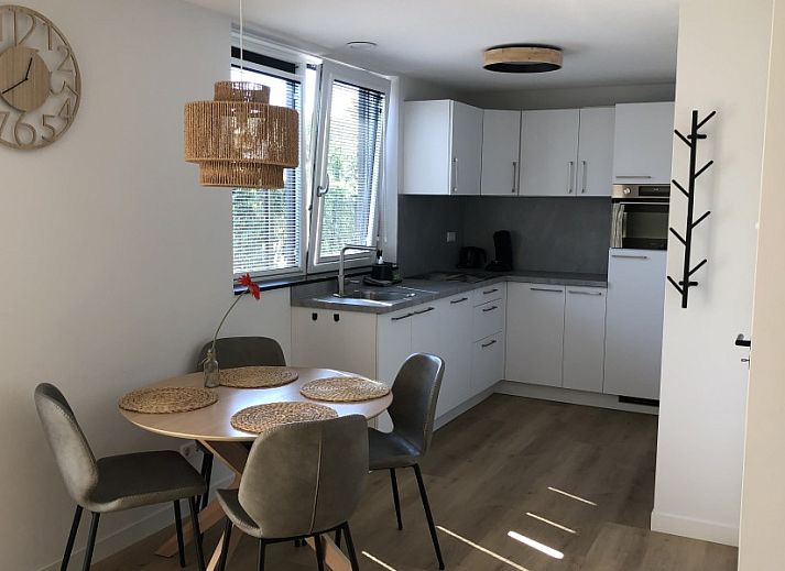 Schattige Terrasse mit bequemen Sitzgelegenheiten im 't Zilten Huus, Ferienhaus in Zoutelande, Walcheren, perfekt fuer das Leben im Freien.