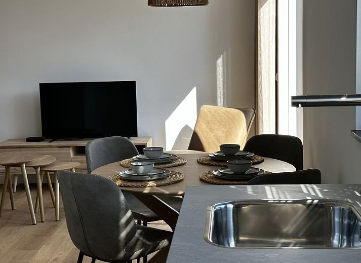 Schattige Terrasse mit bequemen Sitzgelegenheiten im 't Zilten Huus, Ferienhaus in Zoutelande, Walcheren, perfekt fuer das Leben im Freien.