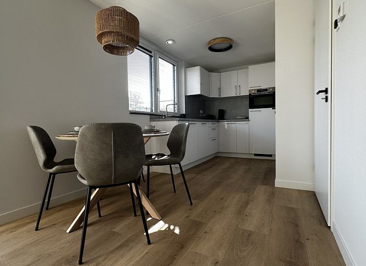 Schattige Terrasse mit bequemen Sitzgelegenheiten im 't Zilten Huus, Ferienhaus in Zoutelande, Walcheren, perfekt fuer das Leben im Freien.