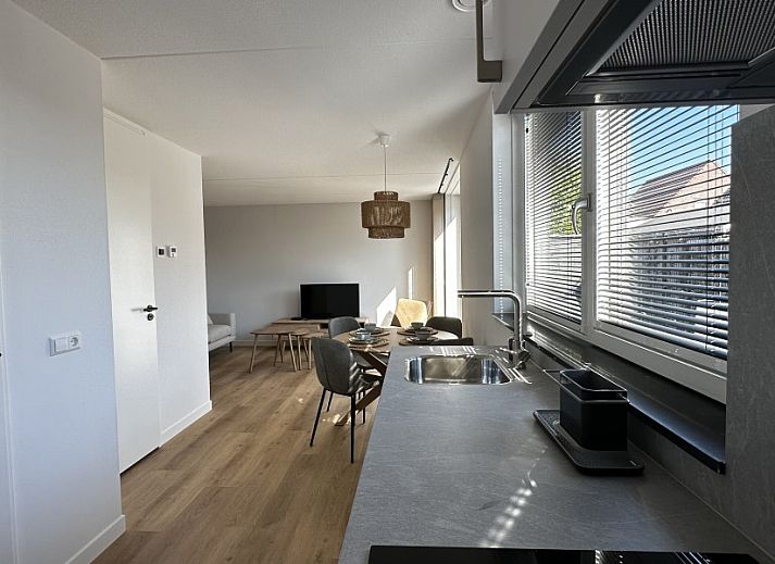 Schattige Terrasse mit bequemen Sitzgelegenheiten im 't Zilten Huus, Ferienhaus in Zoutelande, Walcheren, perfekt fuer das Leben im Freien.