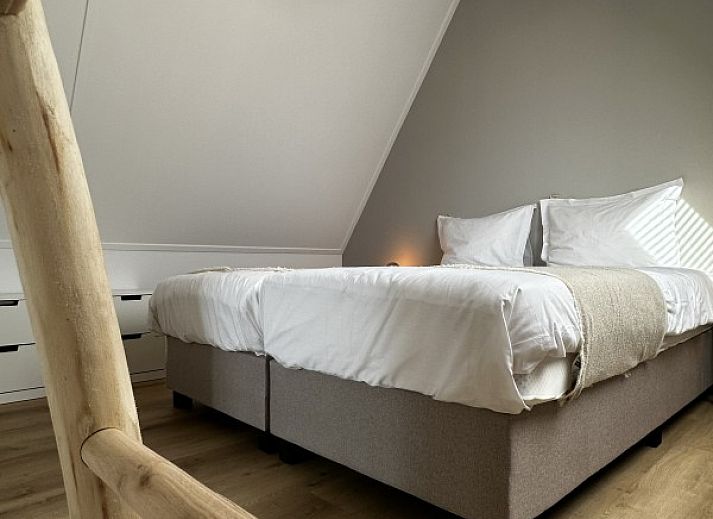 Gemuetliche Terrasse mit Blumen im 't Zilten Huus, Ferienhaus in Zoutelande, Walcheren, umgeben von gruener Natur.