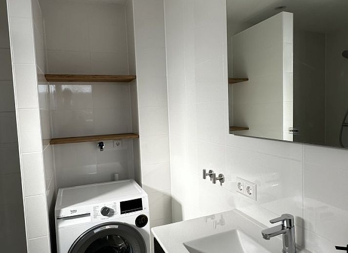 Gemuetliche Terrasse mit Blumen im 't Zilten Huus, Ferienhaus in Zoutelande, Walcheren, umgeben von gruener Natur.