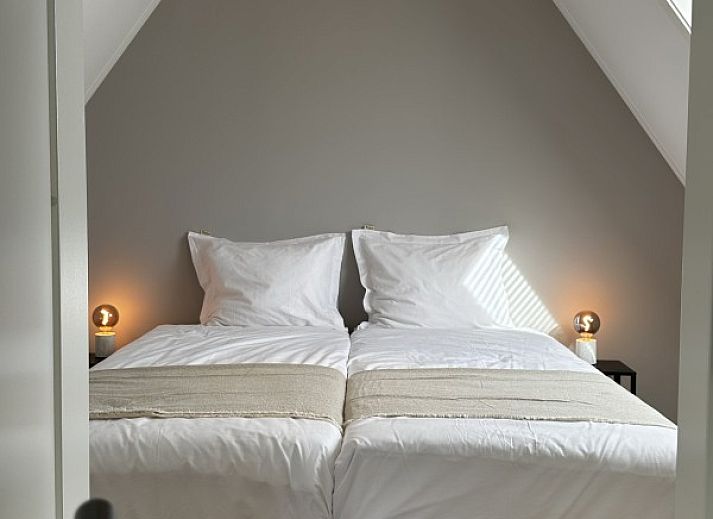 Gemuetliche Terrasse mit Blumen im 't Zilten Huus, Ferienhaus in Zoutelande, Walcheren, umgeben von gruener Natur.