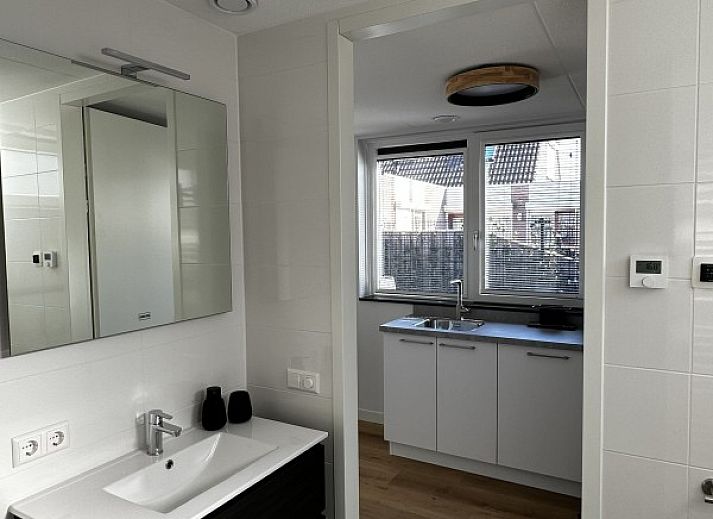 Gemuetliche Terrasse mit Blumen im 't Zilten Huus, Ferienhaus in Zoutelande, Walcheren, umgeben von gruener Natur.