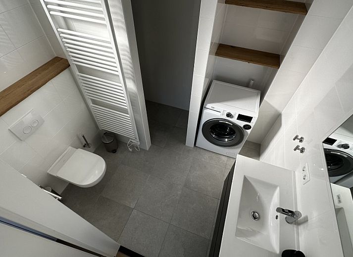 Schnee bedeckt die Terrasse des 't Zilten Huus, eines Ferienhauses in Zoutelande, Walcheren, fuer ein Wintererlebnis in Zeeland.