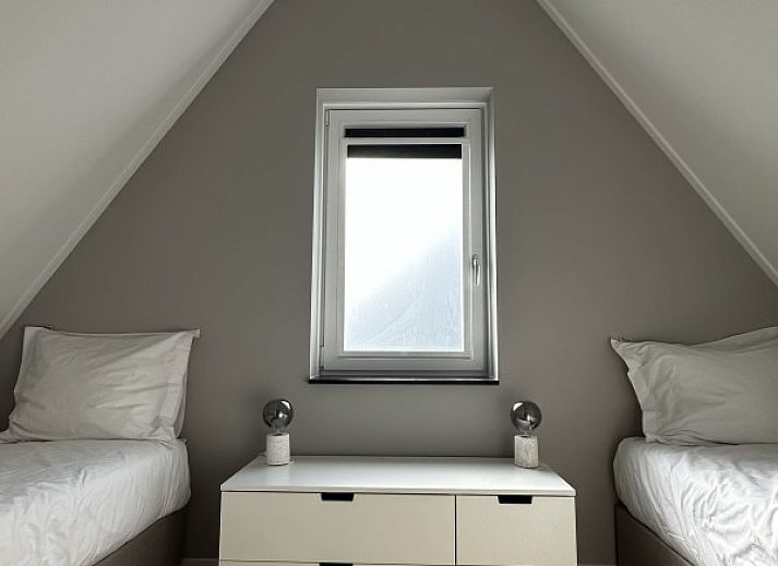 Schnee bedeckt die Terrasse des 't Zilten Huus, eines Ferienhauses in Zoutelande, Walcheren, fuer ein Wintererlebnis in Zeeland.