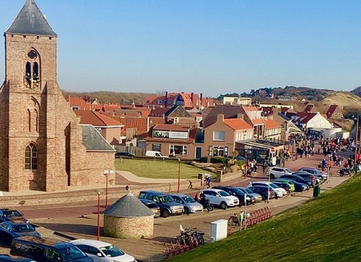 Schnee bedeckt die Terrasse des 't Zilten Huus, eines Ferienhauses in Zoutelande, Walcheren, fuer ein Wintererlebnis in Zeeland.