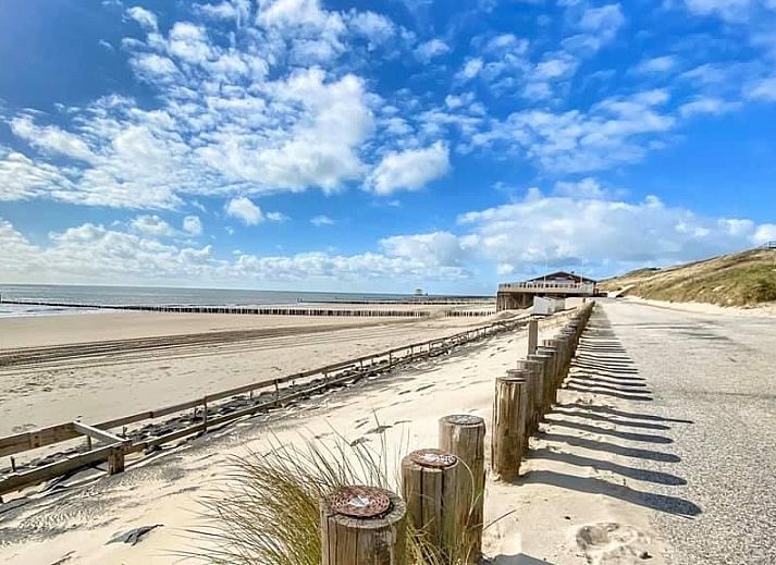 Schnee bedeckt die Terrasse des 't Zilten Huus, eines Ferienhauses in Zoutelande, Walcheren, fuer ein Wintererlebnis in Zeeland.