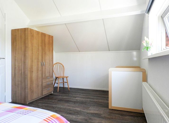 Moderne woonkamer en keuken in VZ110 Vakantiehuis Zoutelande, Walcheren, Zeeland.