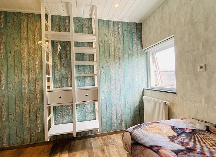 Gemuetliches Wohnzimmer von VZ111 Ferienhaus Zoutelande mit modernen Moebeln.